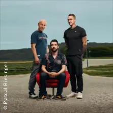 На червоному стільці - Роланд Дюрінгер і Бернхард Шпер — Die Bachschmiede, Зальцбург