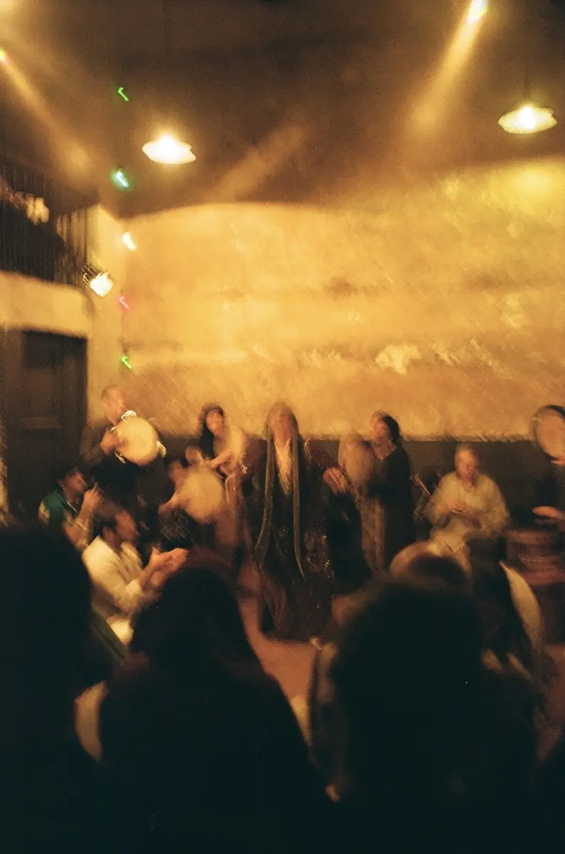 Zahra v migas — migas, a listening bar, Berlín
