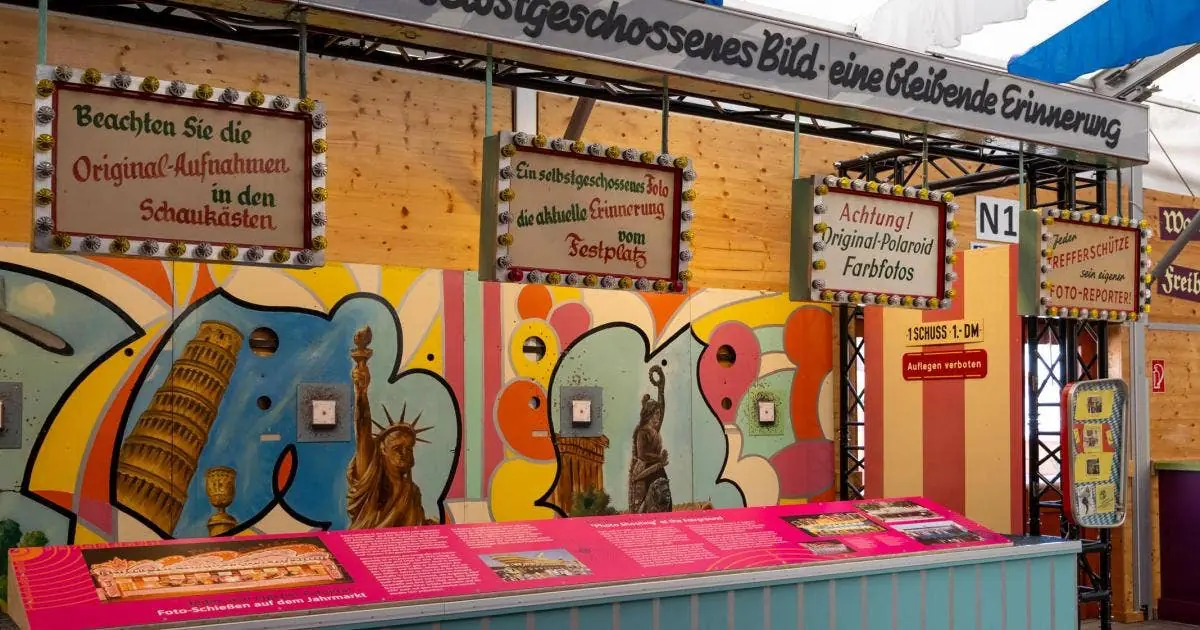 Jedes Bild ein Treffer! Fotografie auf dem Jahrmarkt — Museumszelt, München
