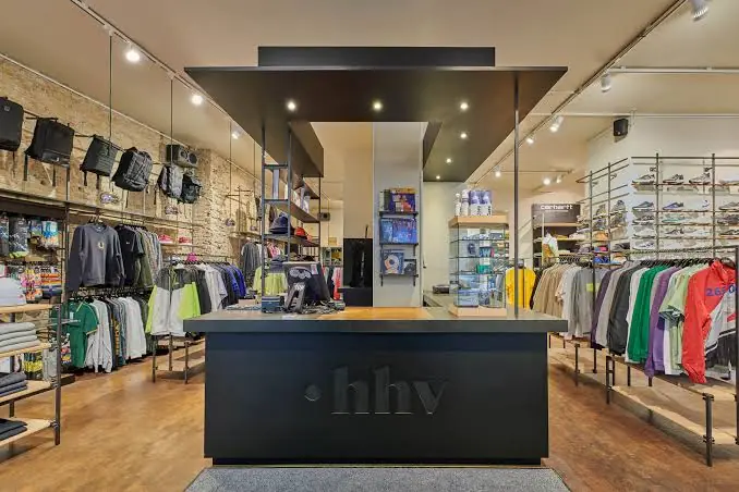 ...is serving x SYXT at HHV — HHV.de Store, Berlin
