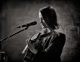 Gitarrenfestival Edersee: Sophie Chassée – Virtuosität trifft auf emotionale Klangpoesie — Strandhaus No. 12, Waldeck