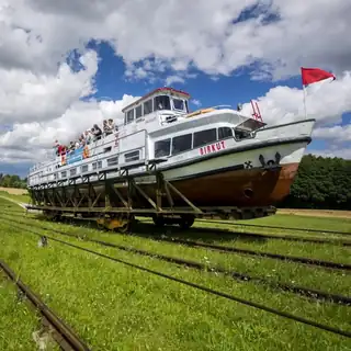 Buczyniec/Elbląg SCHIFF AUF DEM GRAS