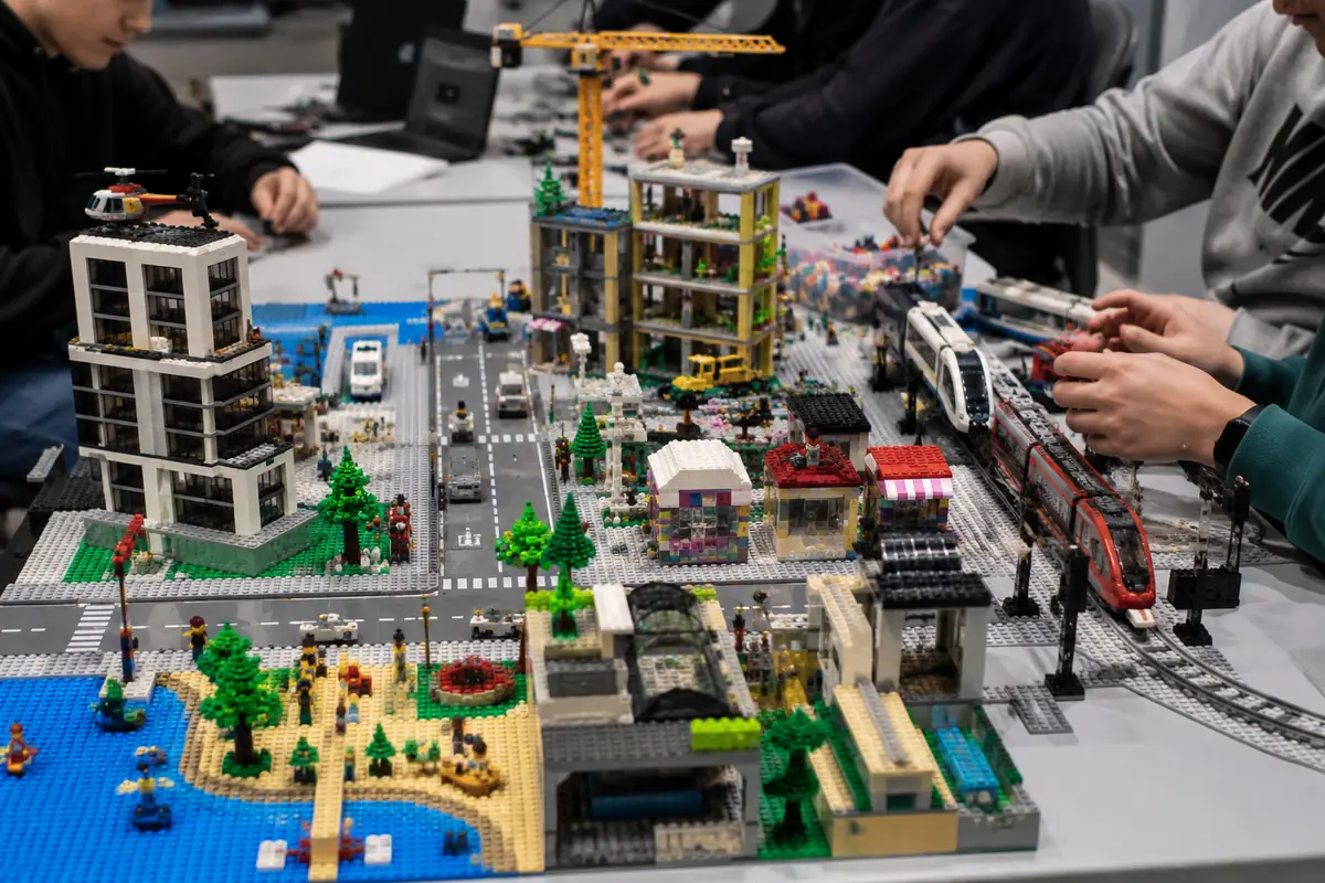 LATO ART - WELTEN AUS LEGO®-STEINEN BAUEN Fünftägiger Kreativworkshop für Kinder im Alter von 9–12 Jahren | BWA — Galerie für zeitgenössische Kunst BWA in Nowy Sącz, Nowy Sącz