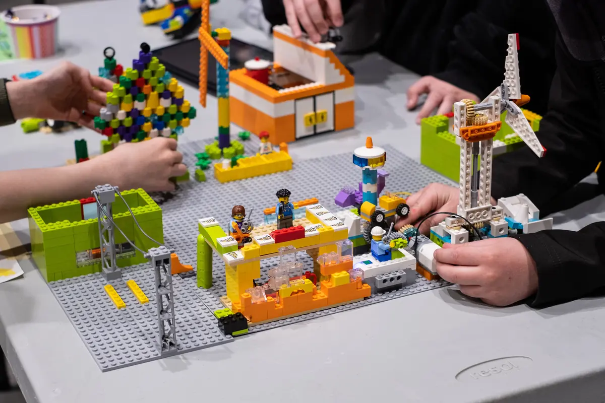 LATO ART - BUDUJEME SVĚTY Z KOSTEK LEGO® Pětidenní tvůrčí turnus pro děti ve věku 5–8 let | BWA — Galerie současného umění BWA v Novém Sączu, Nowy Sącz