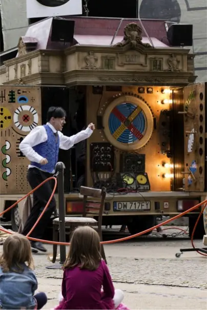 TESLA vs EDISON neboli s proudem nebo proti proudu — Wrocławski Teatr Lalek, Vratislav