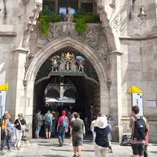Old Town with All Senses in Munich - Adventure World Tours — Treffpunkt: Am Glockenspielturm des neuen Rathauses, Munich