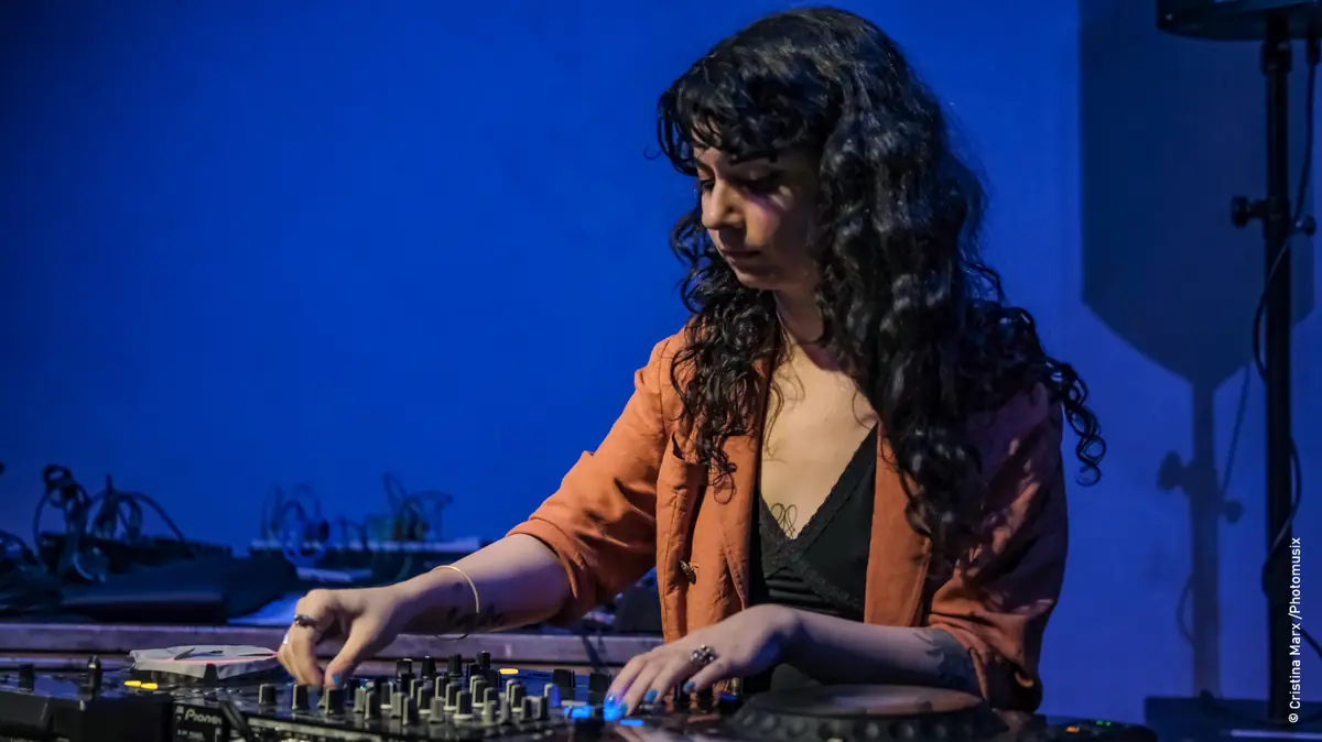 Frictive Frequencies: schoco mune / Notorische Ruhestörung / İpek Odabaşı — Ausland, Berlin