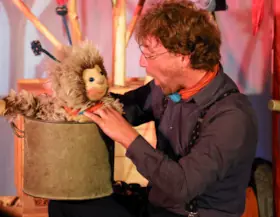 Geschichten "Puschel feiert ein Herbstfest" - Musikalisches Kindertheater — Neustadthalle, Neustadt
