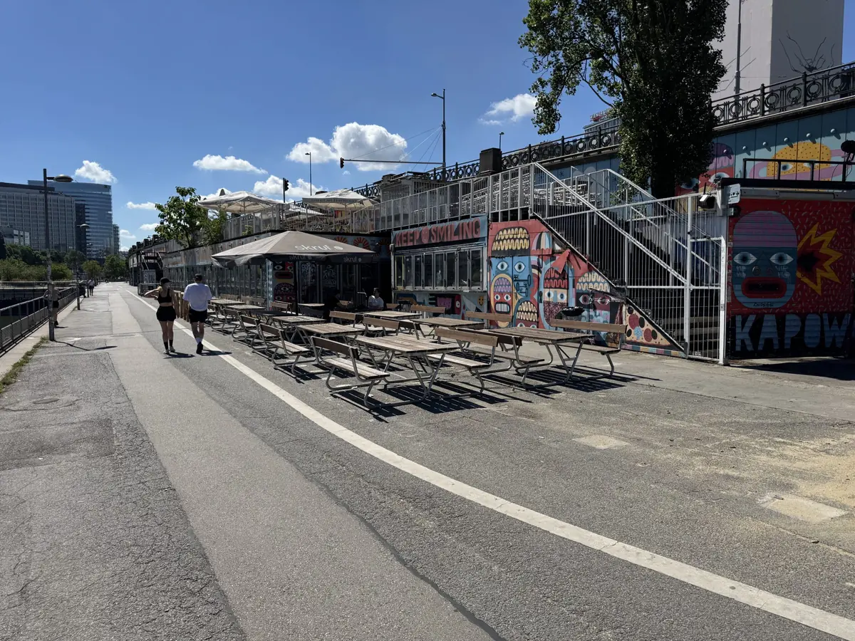 Schanigarten otevřený čtvrtek - sobota od 19:00 — Flex, Vídeň