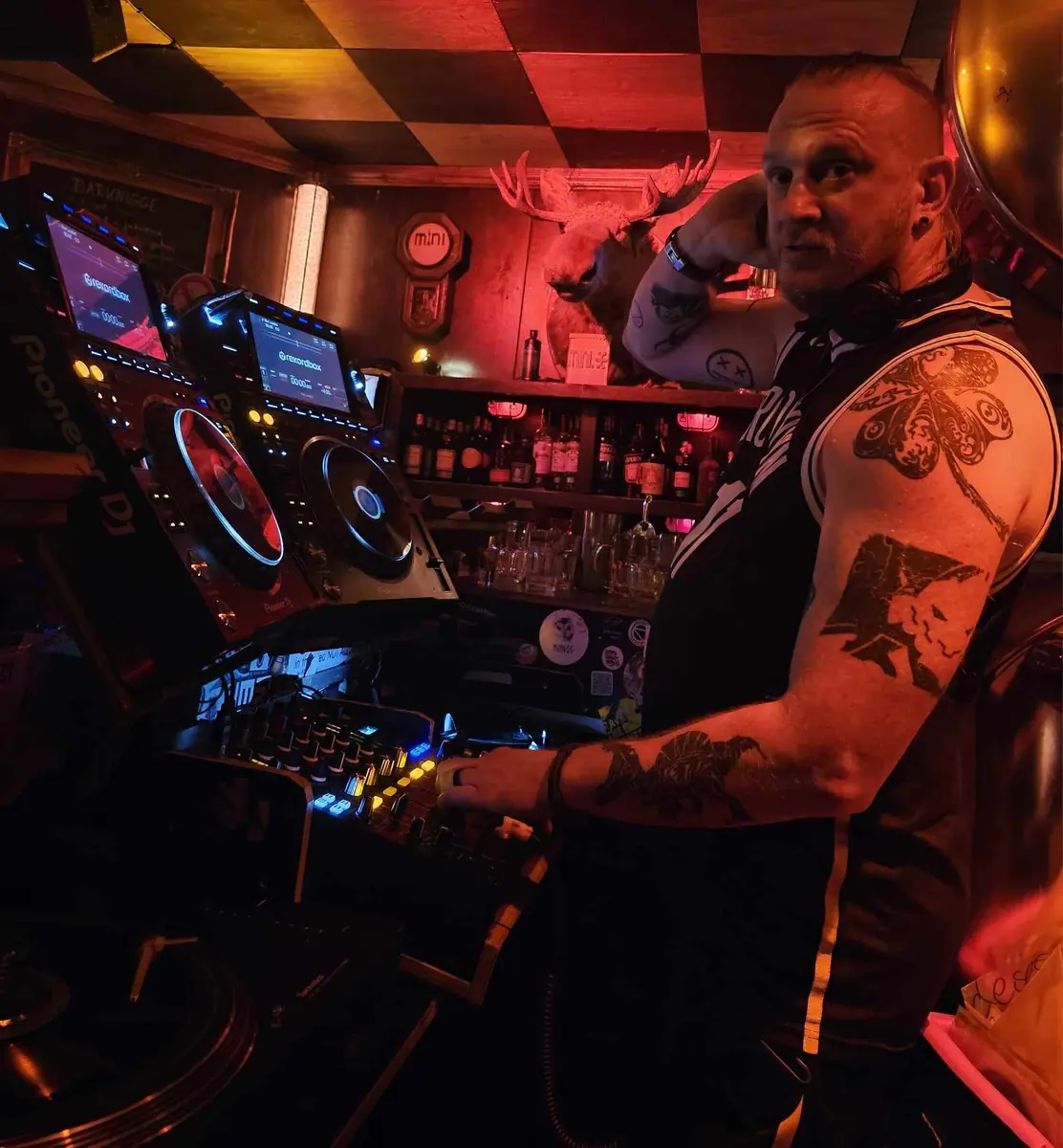 vinyl.flea.market.&.lazy.sunday mit maniac&me — Minimal Bar, Berlin