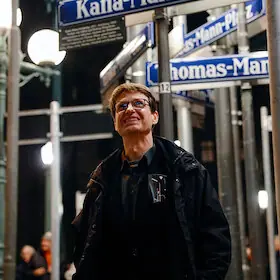 Ulice Svítí. Pomník pro rodinu Mannovu - Večer s Albertem Coersem — Literaturhaus München, Mnichov