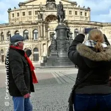 Dresden Guided City Tour in English — im Sitzbereich der Dresden Information, an der Frauenkirche, Dresden