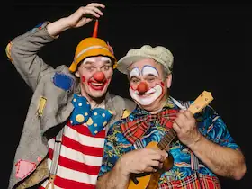 Clowns Ratatui - teatr clownów na tarasie nad wodą