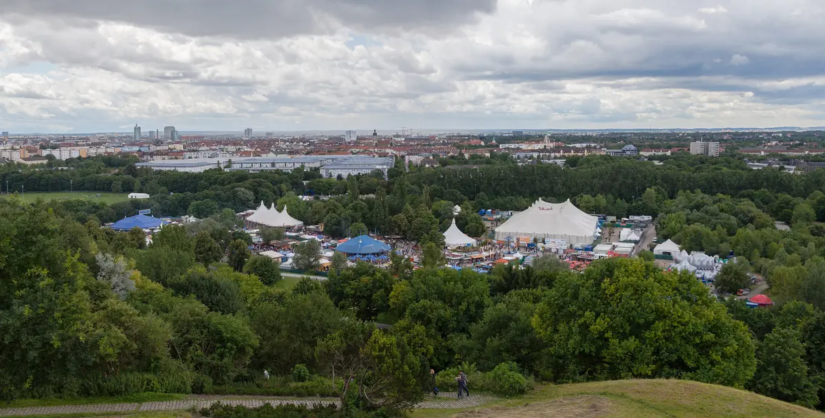 Werner Schmidbauer a Martin Kälberer zvou: STOPPOK (s dalšími hosty) — Tollwood, Mnichov