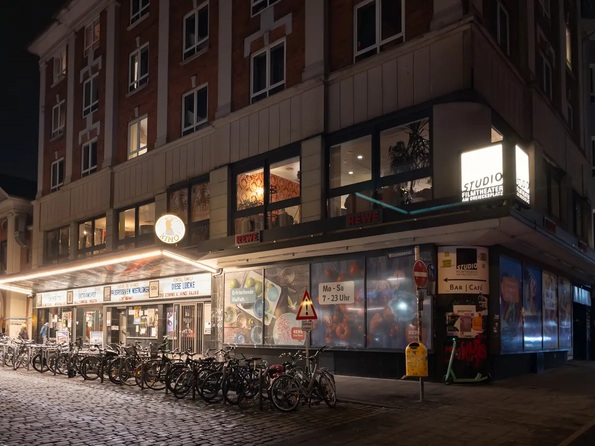 Annette Dittert - Dear Britain — Studio Filmtheater, Kiel